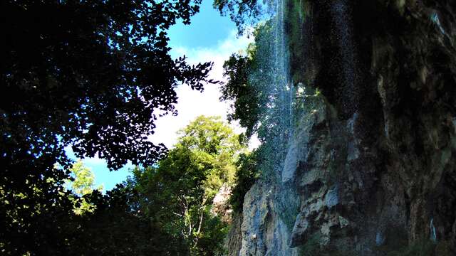 Entre grottes et cascades : les travertins de Maurin