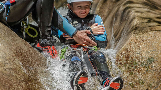 Sortie encadrée de Canyoning : Une exploration sauvage entre roche et cascade !