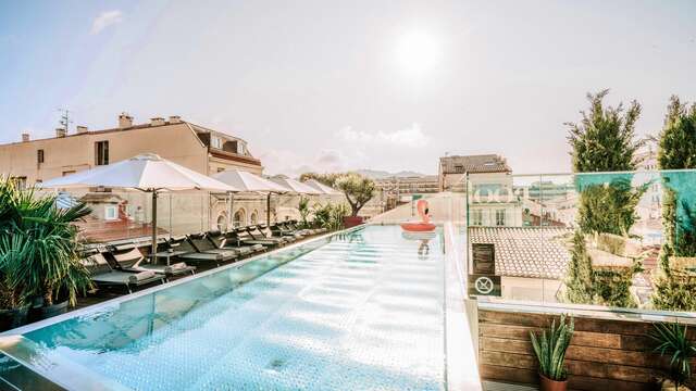 Lounge bar By Le Roof