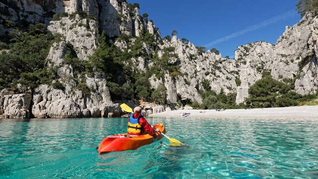 Randonnée accompagnée en kayak de mer dans les calanques avec le CSLN