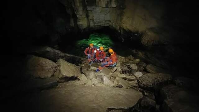 Spéléologie dans la grotte du Curé avec Cordi'ca
