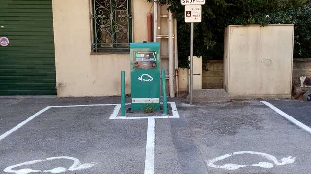 Electric vehicle charging station