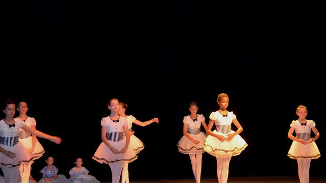 Classical and modern jazz dance classes for children and teenagers