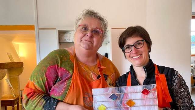 Plongez dans l’art du vitrail et vivez une expérience lumineuse et créative