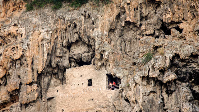 Habitats troglodytes dans le rocher de tuf