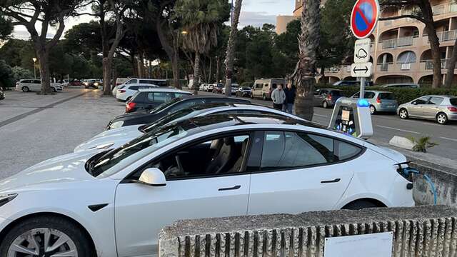 Borne de recharge véhicule électrique Hyères Port - Hippodrome