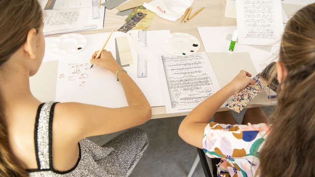 À vos plumes ! Atelier de calligraphie en famille