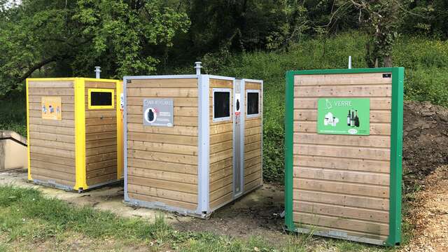 Bornes de tri au niveau du restaurant à la Vallée des Loisirs