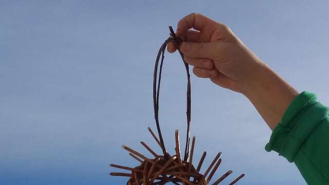 Atelier de vannerie: confection d'une mangeoire ronde pour les oiseaux