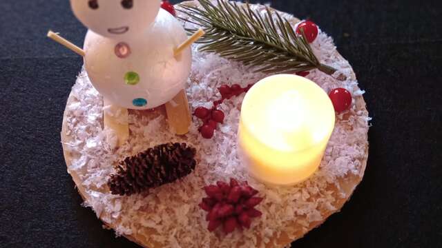 Création d'un bonhomme de neige skieur sur bois et sa bougie