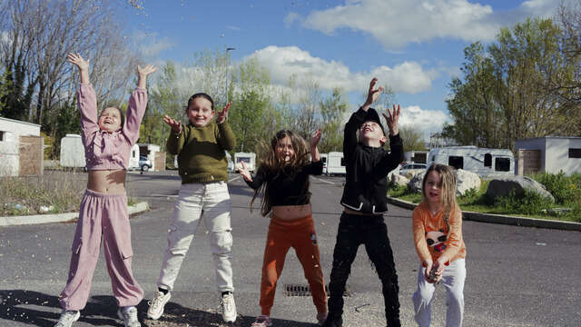 Visite inaugurale de l'exposition "Voyage à Chaffit Village au bout de la ville"