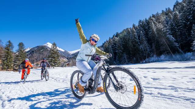 Uitje met elektrische mountainbike in de sneeuw