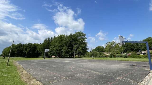 Terrain de basket à Léribosc