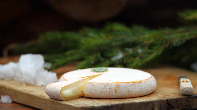 Welcome drink: discovering reblochon cheese