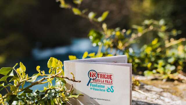 Intrigue dans la ville à Fontaine-de-Vaucluse