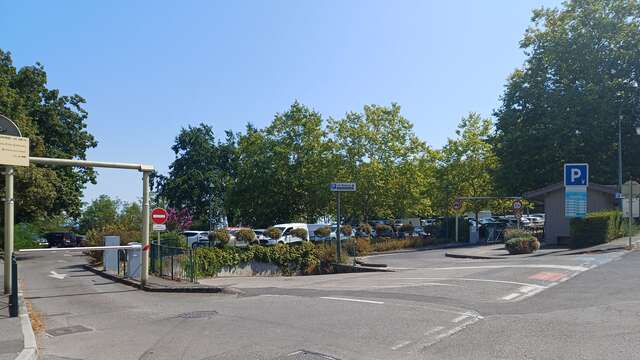 Cité Médiévale Parking Lot