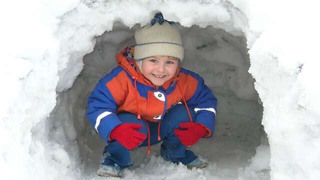 Construction d'igloo ou feu de camps