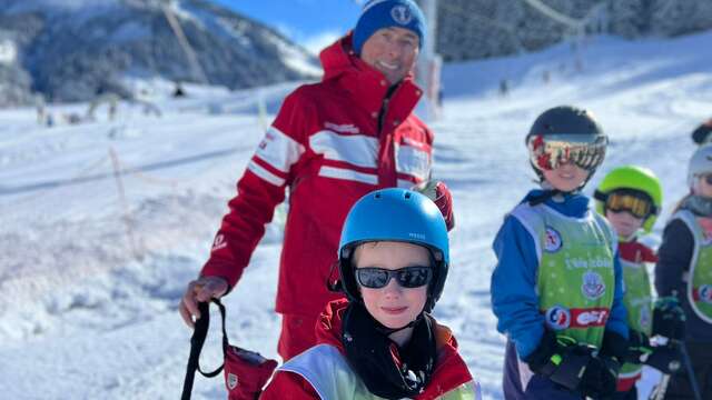 Downhill skiing group lessons for children - During school holidays