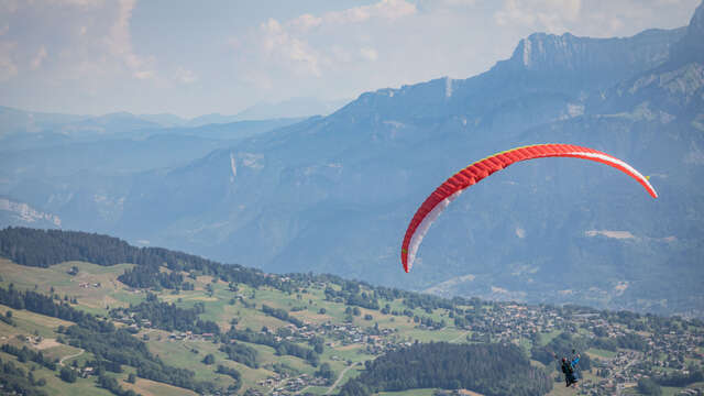 Vol biplace en parapente encadré par un pilote