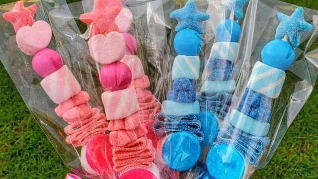 Confection de brochettes de bonbons