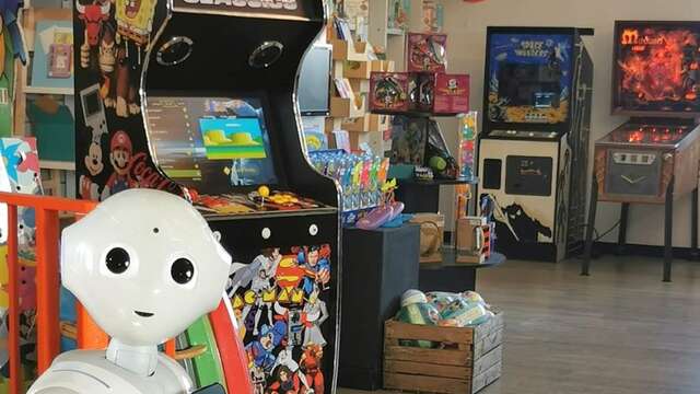 Vintage arcade terminals & pinball machines