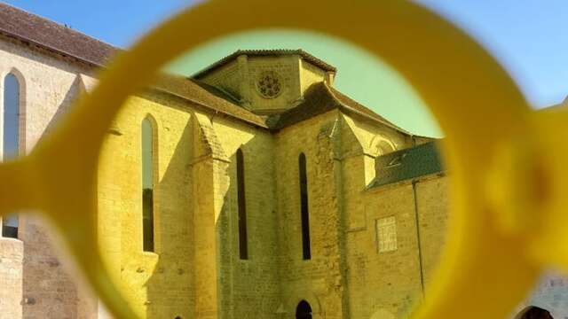 Visite en famille sur la couleur jaune à l'abbaye de Beaulieu-en-Rouergue