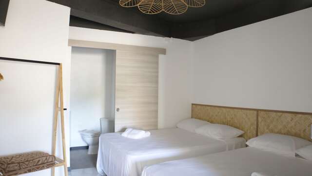 Airport Manini Lodge