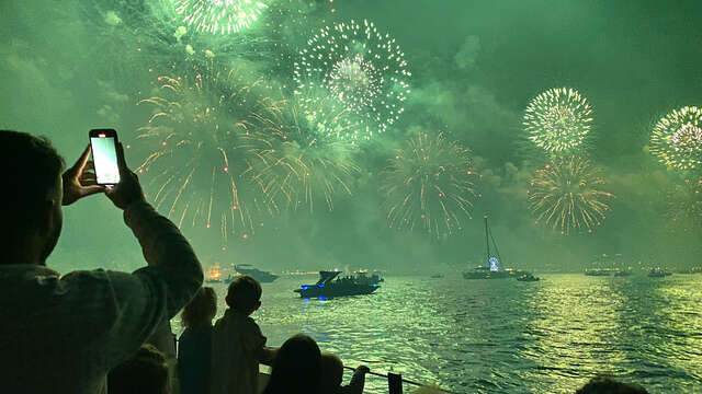 Feux d'artifice en mer by Sea You Sun