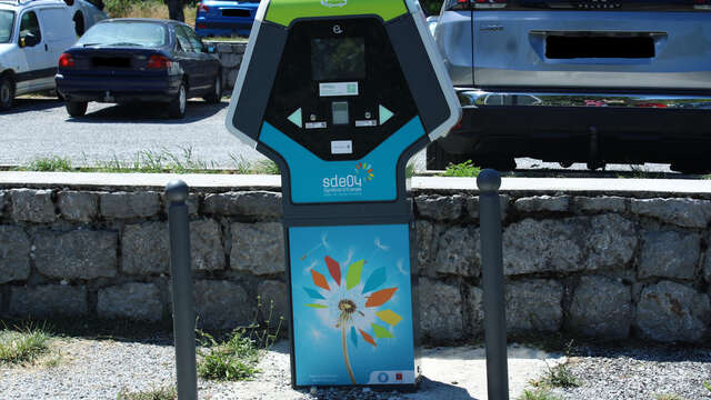 Electric vehicle charging station