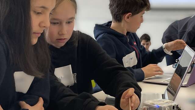 Autonomous robot. Workshop for girls