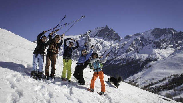 Raquettes à neige avec le bureau des Guides