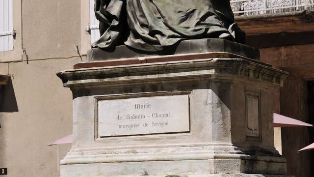 Fontaine et statue Sévigné