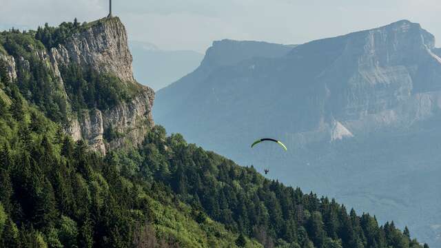 La croix du Nivolet depuis le Plateau Sud