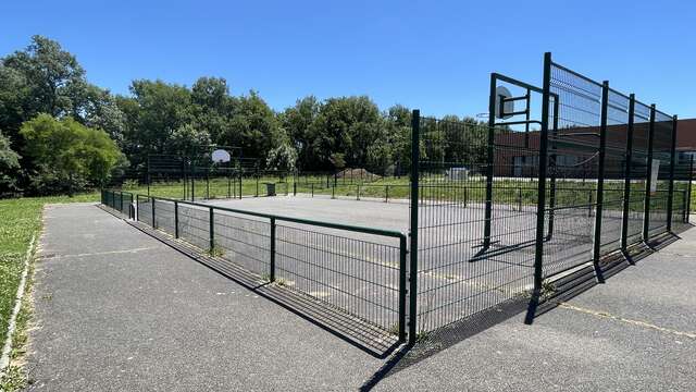 Terrain multisports Barry d'Islemade