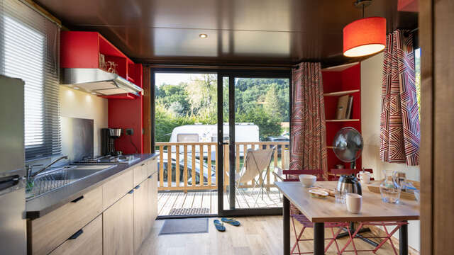 Roulottes en bois au Camping Huttopia Divonne