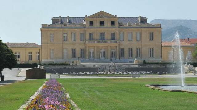 Infiniment bleu. Parcours arts décoratifs et mode au Château Borély