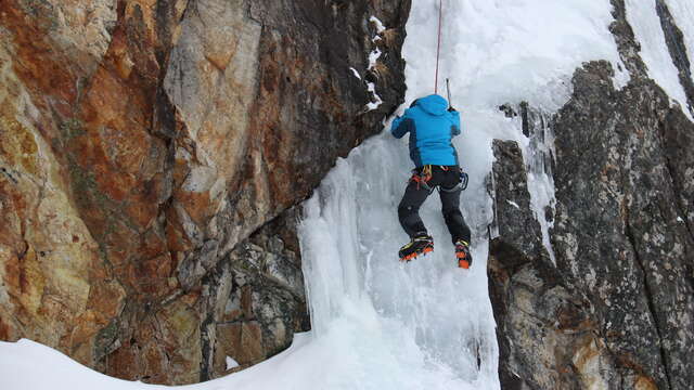 Escalade sur glace avec le Bureau des Guides