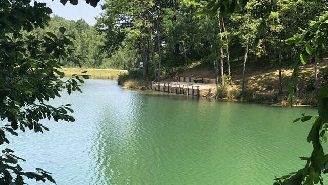 Ponton de pêche au lac de Lafrançaise