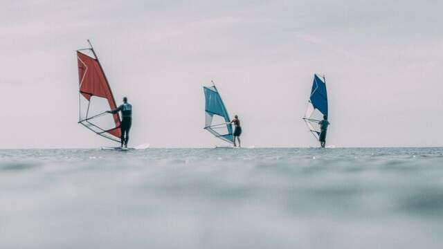 Katamaran- und Windsurfkurse Teenager/Erwachsene/Familie