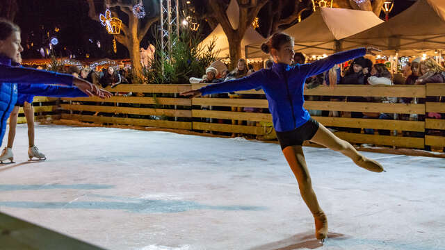 Spectacle de patinage artistique au village de Noël