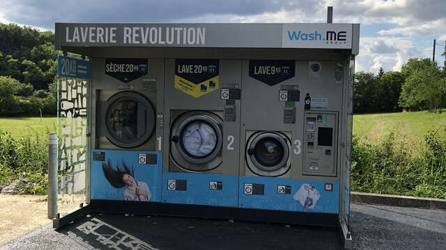 Laverie sur le parking de Carrefour Contact