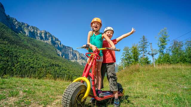 Trottinette sur herbe