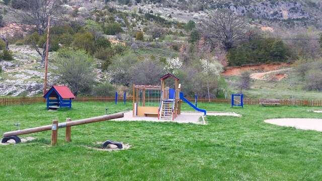 Picnic and Play area - Monieux Lake