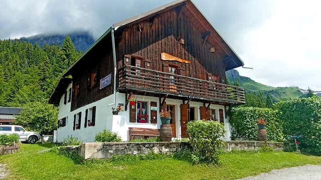 Le refuge du Chatelet d'Ayères par le Lac Vert