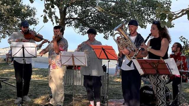 Concert fin de résidence dans un jardin à Loix