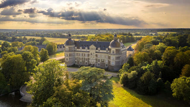 Ronde de nuit dans les châteaux d'Anjou : visite nocturne du château de Serrant