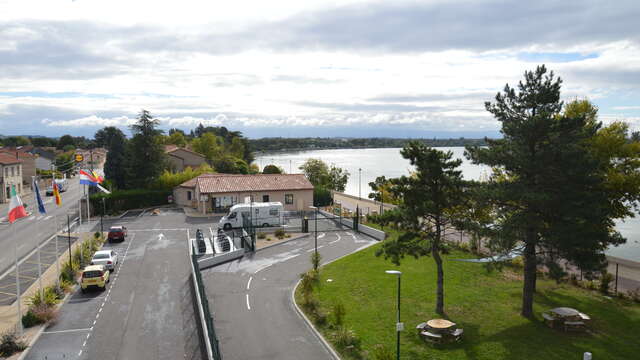 Aire de camping-cars - Camping les Lucs