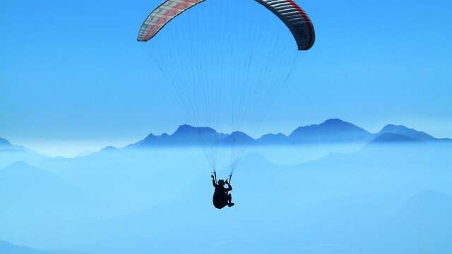 Découverte du parapente : séance pente école et vol biplace avec Xavier guide du Bureau Montagne de Passy