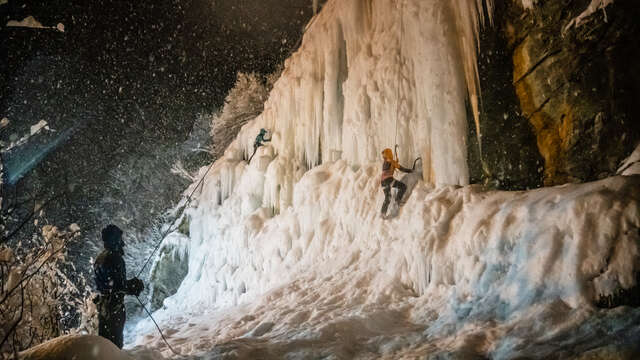 Cascade de glace en nocturne