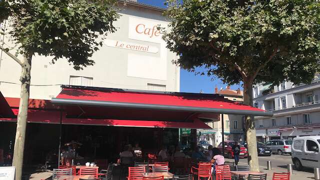 Le Central Café